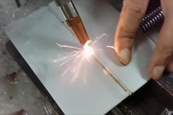 手持式激光焊接機(jī)與傳統(tǒng)焊接機(jī)比有什么優(yōu)勢？